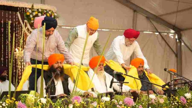 मुख्यमंत्री धामी ने गुरुनानक जयंती एवं कार्तिक पूर्णिमा के अवसर पर गुरुद्वारा श्री गुरु सिंह सभा रेसकोर्स में मथा टेका, प्रदेशवासियों व विशेष रूप से सिख समुदाय को दी हार्दिक शुभकामनाएं