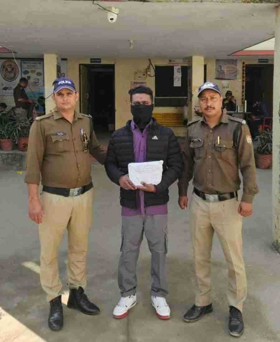 गैर इरादतन हत्या में वांछित 5 हज़ार के इनामी अभियुक्त को दून पुलिस ने किया गिरफ्तार, दोस्तो के साथ बर्थडे पार्टी के दौरान अवैध पिस्टल का प्रदर्शन करते समय अभियुक्त से चल गयी थी गोली