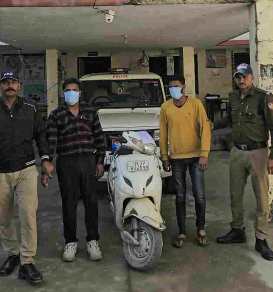 वाहन चोरी की घटना का दून पुलिस ने किया खुलासा, 2 अभियुक्तों को किया गिरफ्तार, अभियुक्तों के कब्जे से चोरी की स्कूटी हुई बरामद