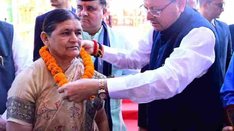 राज्य आंदोलनकारी और उनके आश्रितों की पेंशन बढ़ाने की घोषणा, उत्तराखंड राज्य स्थापना  रजत जयंती वर्ष के अवसर पर राज्य आंदोलनकारियों और शहीदों  के परिजन सम्मानित