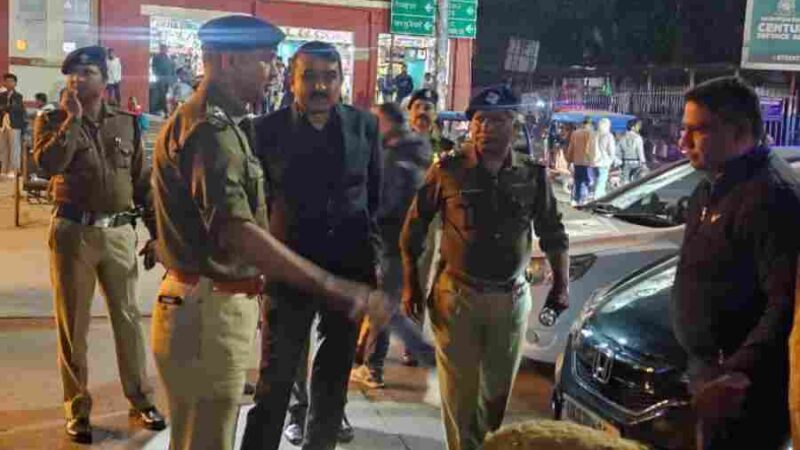 दिल्ली में कार में विस्फोट की घटना के बाद हाई अलर्ट पर दून पुलिस, डीजीपी के निर्दशों पर सम्पूर्ण जनपद में चलाया जा रहा सघन चेकिंग अभियान, एसएसपी देहरादून द्वारा स्वयं क्षेत्र में मौजूद रहकर पुलिस चेकिंग का लिए जा रहा जायजा