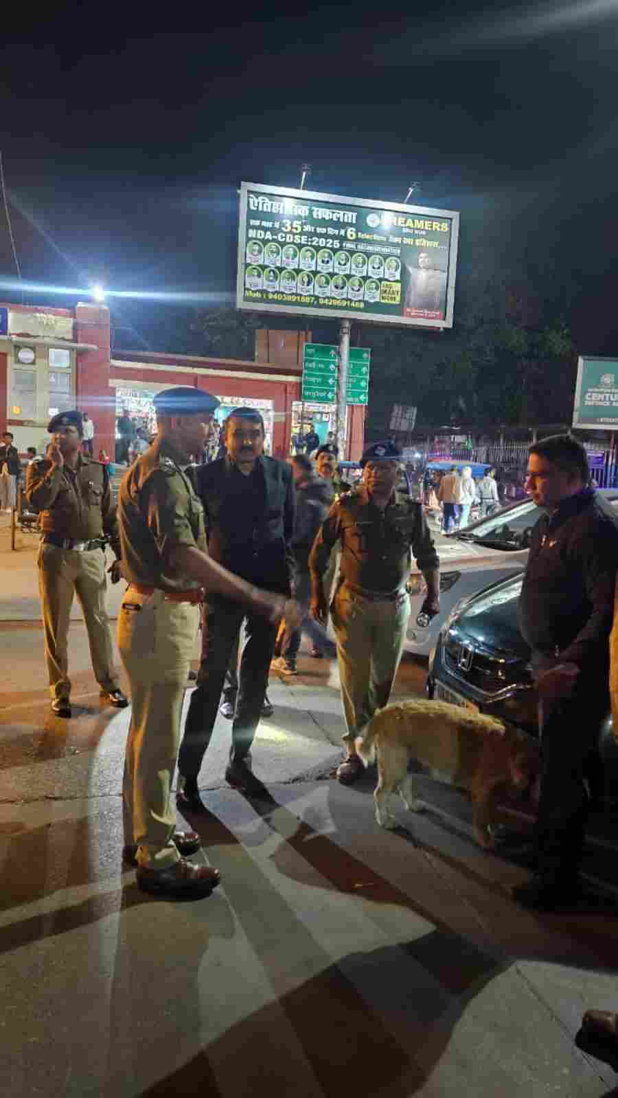 दिल्ली में कार में विस्फोट की घटना के बाद हाई अलर्ट पर दून पुलिस, डीजीपी के निर्दशों पर सम्पूर्ण जनपद में चलाया जा रहा सघन चेकिंग अभियान, एसएसपी देहरादून द्वारा स्वयं क्षेत्र में मौजूद रहकर पुलिस चेकिंग का लिए जा रहा जायजा