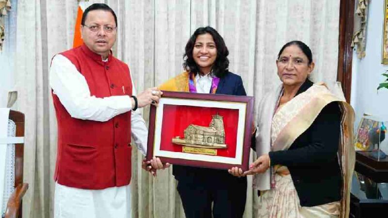 महिला विश्व कप विजेता क्रिकेटर स्नेह राणा ने की मुख्यमंत्री धामी से शिष्टाचार भेंट