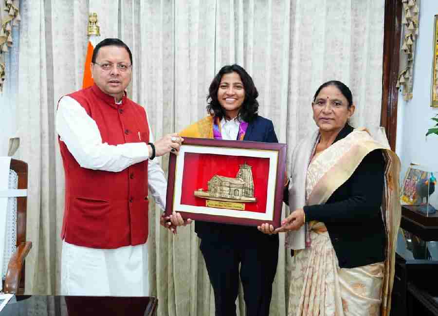 महिला विश्व कप विजेता क्रिकेटर स्नेह राणा ने की मुख्यमंत्री धामी से शिष्टाचार भेंट