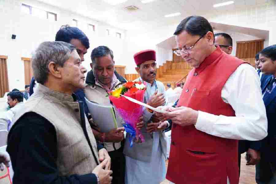 मुख्यमंत्री धामी ने जनता मिलन कार्यक्रम में सुनी जन समस्याएं, अधिकारियों को फीडबैक व्यवस्था सुदृढ़ करने के दिए निर्देश