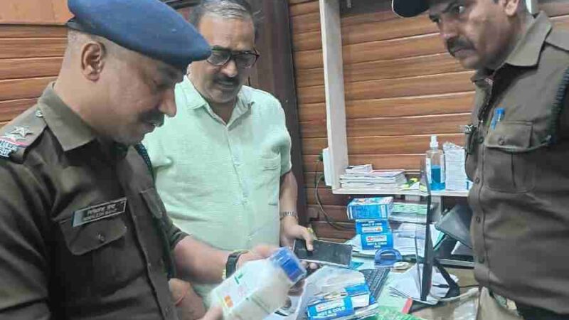 एसएसपी देहरादून के निर्देशो पर दून पुलिस द्वारा कैमिकल शॉप्स की आकास्मिक रूप से की गई चैकिंग, सोडियम नाइट्रेट/पोटेश्यिम नाइट्रेट व सल्फर की बिक्री करने वाली दुकानों/गोदामों पर स्टॉक को किया गया चैक
