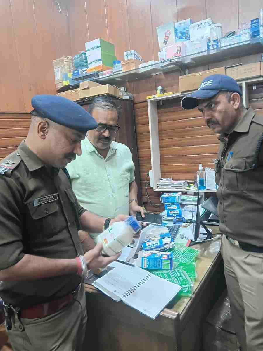 एसएसपी देहरादून के निर्देशो पर दून पुलिस द्वारा कैमिकल शॉप्स की आकास्मिक रूप से की गई चैकिंग, सोडियम नाइट्रेट/पोटेश्यिम नाइट्रेट व सल्फर की बिक्री करने वाली दुकानों/गोदामों पर स्टॉक को किया गया चैक