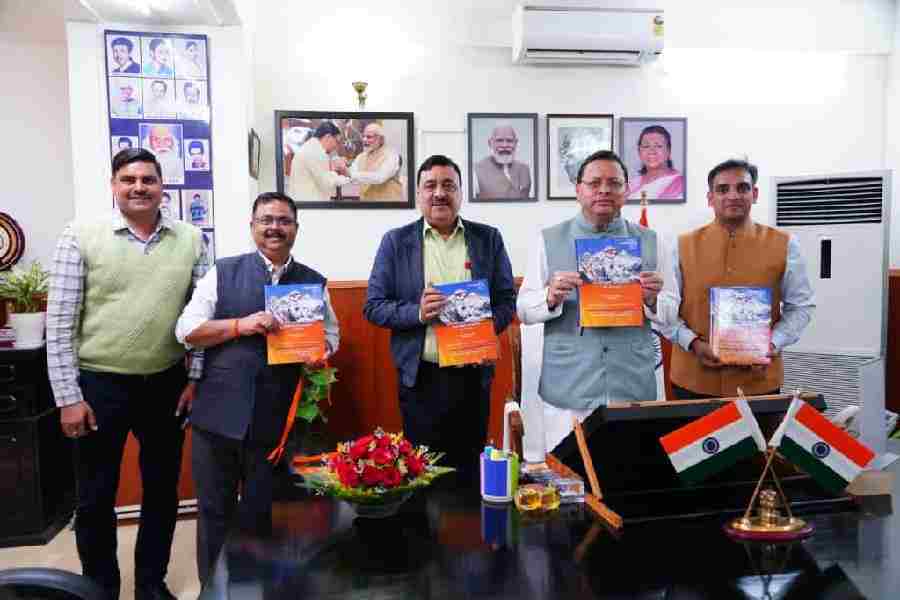 मुख्यमंत्री ने किया औद्योगिक विकास तथा सूक्ष्म, लघु एवं मध्यम उद्यम विभाग के शासनादेशों के संकलन का विमोचन