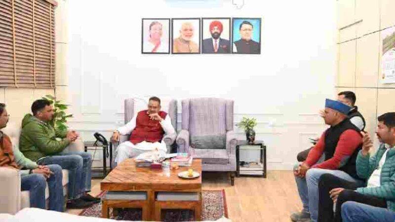 सैनिक कल्याण मंत्री गणेश जोशी से मिले उपनल कर्मचारी महासंघ के पदाधिकारी, मंत्री बोले-सरकार उपनल कार्मिकों के प्रति संवेदनशील