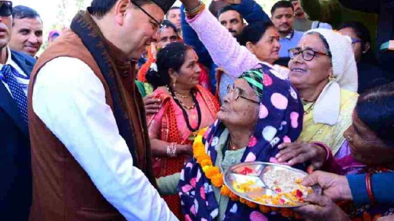 मुख्यमंत्री धामी पिथौरागढ़ जनपद स्थित पैतृक गांव टुंडी-बारमौं पहुंचे, मां के साथ पैतृक गांव पहुंच भावुक हुए सीएम