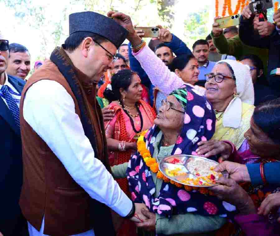 मुख्यमंत्री धामी पिथौरागढ़ जनपद स्थित पैतृक गांव टुंडी-बारमौं पहुंचे, मां के साथ पैतृक गांव पहुंच भावुक हुए सीएम