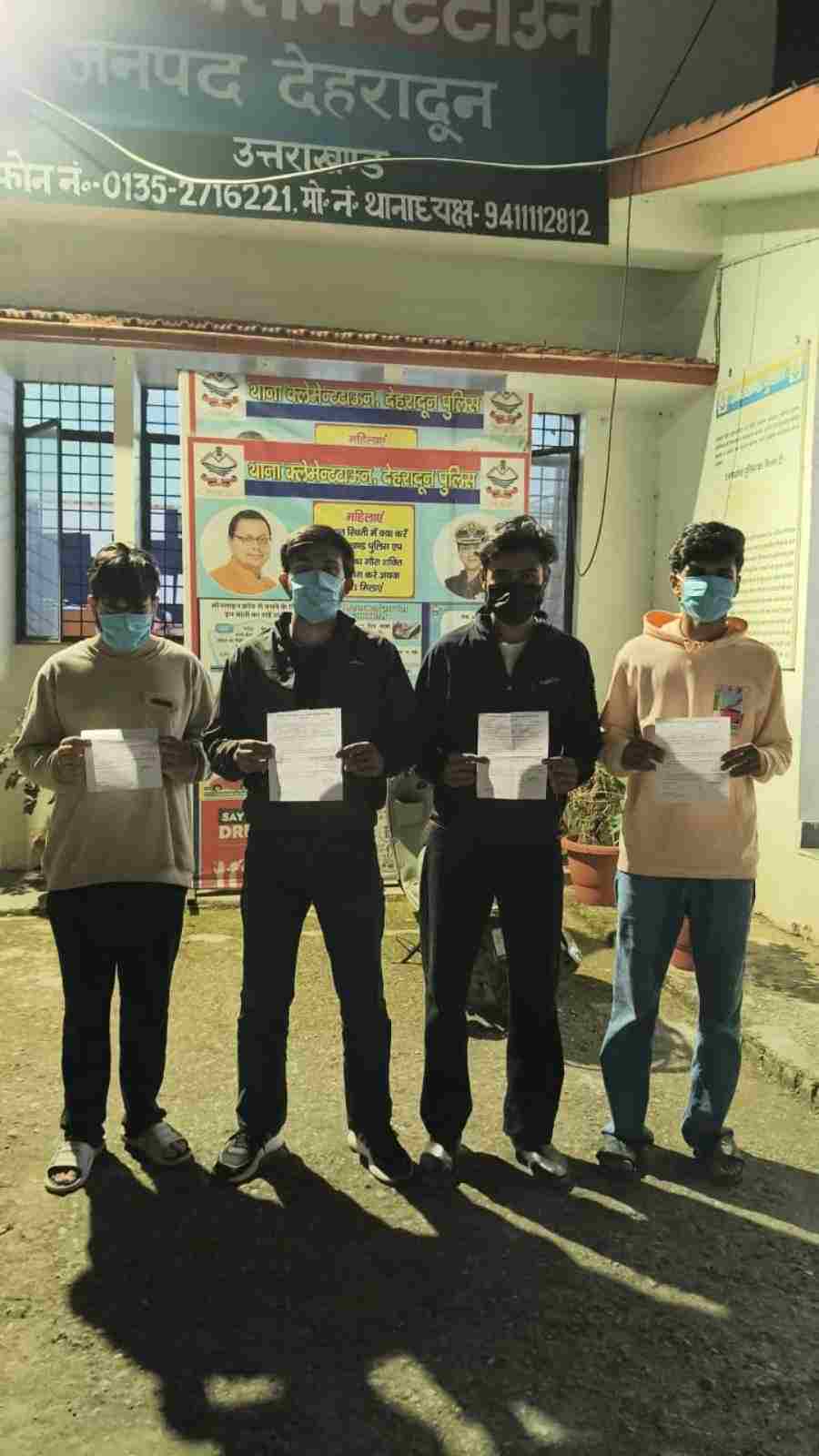 सार्वजनिक स्थान पर हुड़दंग करने वालो को दून पुलिस ने पढ़ाया कानून का पाठ, 4 युवकों को हिरासत में लेकर की वैधानिक कार्यवाही, सोशल मीडिया पर सरेआम लड़ाई झगड़ा करने का वीडियो हुआ था वायरल