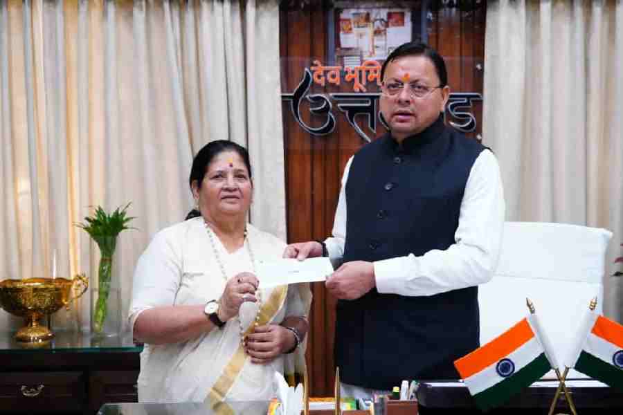 मुख्यमंत्री राहत कोष के लिए पर्वतारोही बछेंद्री पाल ने प्रदान किया 10 लाख का चेक, राज्य महिला उद्यमिता परिषद की उपाध्यक्ष श्रीमती विनोद उनियाल ने मुख्यमंत्री को सौंपा चेक