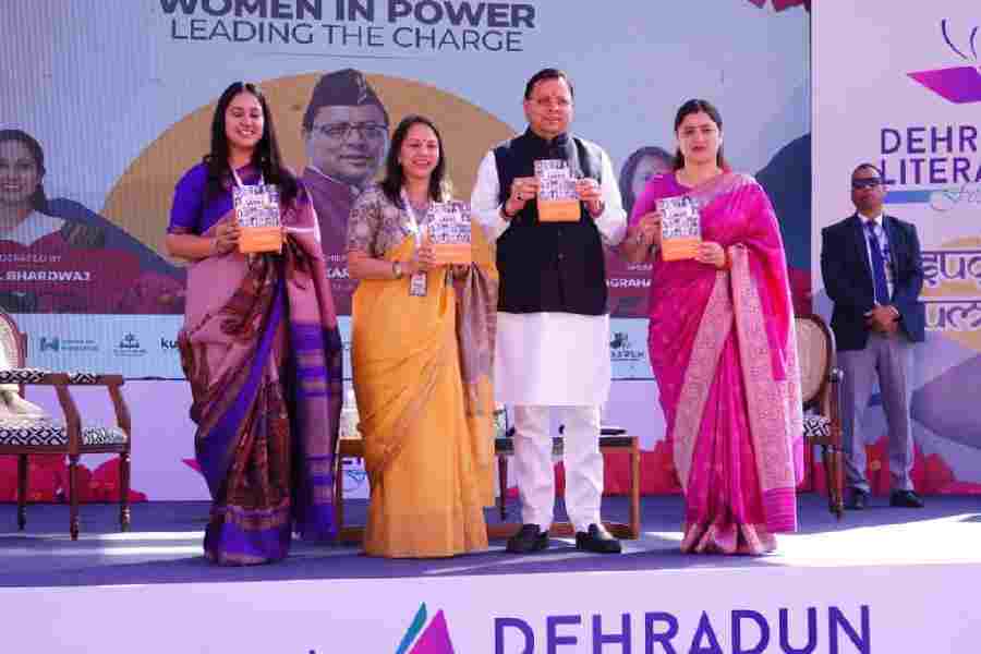 मुख्यमंत्री धामी ने मोहनी रोड स्थित दून इंटरनेशल स्कूल में देहरादून लिटरेचर फेस्टिवल में किया प्रतिभाग, वेणु अग्रहारा ढ़ींगरा द्वारा लिखित पुस्तक लीडिंग लेडीज ऑफ इण्डिया पुस्तक का किया विमोचन