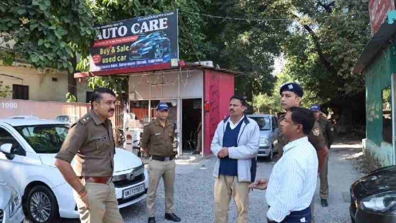 दिल्ली में हुई घटना के बाद अर्लट मोड पर दून पुलिस, एसएसपी ने पुरानी कार/बाइकों को रेंट/विक्रय करने वाले प्रतिष्ठानों का किया औचक निरीक्षण, वाहनों को रेंट/विक्रय करने सम्बन्धित समस्त रिकार्डं/रजिस्टरों को किया चैक