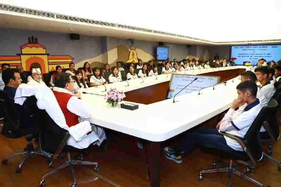 नई दिल्ली स्थित उत्तराखण्ड निवास में मुख्यमंत्री धामी ने भारत दर्शन शैक्षिक भ्रमण कार्यक्रम 2025 में देवप्रयाग विधानसभा क्षेत्र के मेधावी छात्र-छात्राओं के साथ किया संवाद