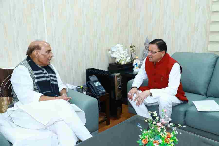 मुख्यमंत्री धामी ने नई दिल्ली में केंद्रीय रक्षा मंत्री राजनाथ सिंह से की शिष्टाचार भेंट