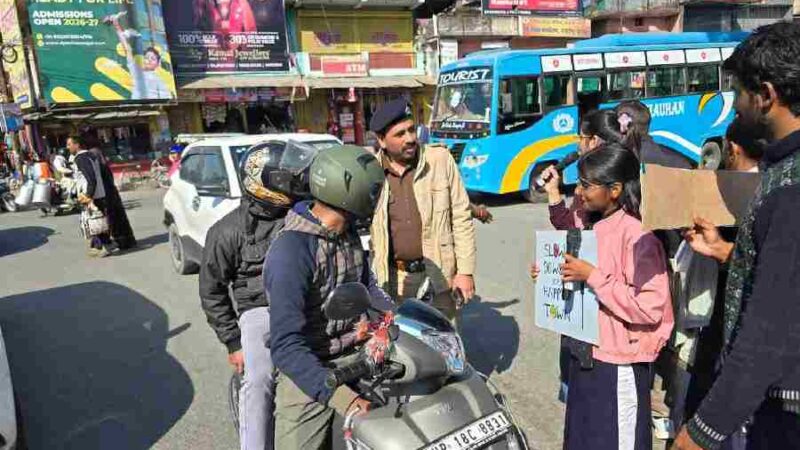 सड़क दुर्घटनाओ की रोकथाम हेतु लगातार प्रयासरत दून पुलिस, जागरूकता कार्यक्रम के पश्चात यातायात नियम का पालन न करने वाले 35 दुपहिया वाहन चालकों के विरुद्ध की चालानी कार्रवाई