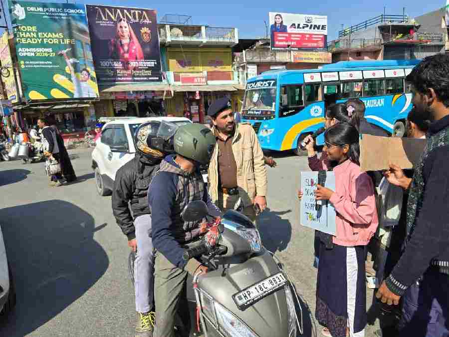 सड़क दुर्घटनाओ की रोकथाम हेतु लगातार प्रयासरत दून पुलिस, जागरूकता कार्यक्रम के पश्चात यातायात नियम का पालन न करने वाले 35 दुपहिया वाहन चालकों के विरुद्ध की चालानी कार्रवाई