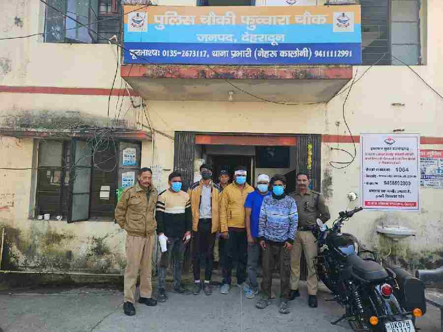 सार्वजनिक स्थान पर हुड़दंग करने वालो को दून पुलिस ने सिखाया कानून का पाठ, बीच सड़क पर मारपीट कर रहे 5 युवकों को पुलिस ने किया गिरफ्तार