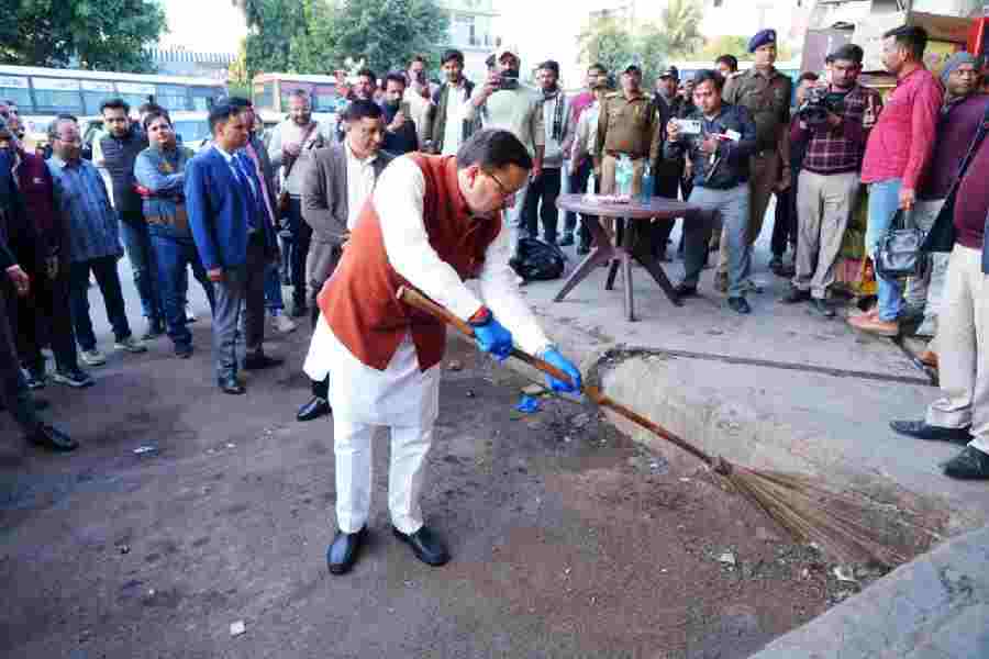 मुख्यमंत्री धामी का आईएसबीटी देहरादून में औचक निरीक्षण, गंदगी देखकर खुद उठाई झाड़ू, सीएम धामी बोले-अगली बार आऊँगा तो व्यवस्थाएँ पूरी तरह दुरुस्त दिखनी चाहिए
