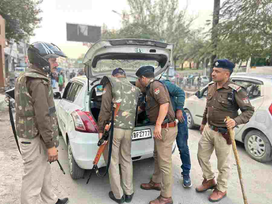 एसएसपी देहरादून के निर्देशों पर जनपद में नगर से देहात तक पुलिस ने चलाया सघन चैकिंग अभियान,. चैकिंग के दौरान बाहरी राज्यों से आने वाले व्यक्तियों से पूछताछ कर प्राप्त की सत्यापन सम्बन्धित आवश्यक जानकारियां