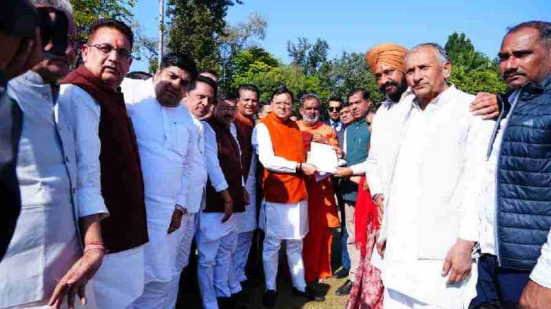 मुख्यमंत्री धामी से मिला हरिद्वार के गन्ना किसान का प्रतिनिधिमंडल,  मुख्यमंत्री ने सुनी किसानों की समस्याएं, लॉन में बैठकर लिया गन्ने का स्वाद