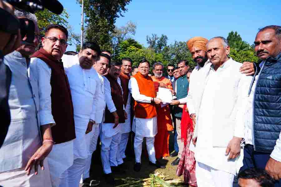 मुख्यमंत्री धामी से मिला हरिद्वार के गन्ना किसान का प्रतिनिधिमंडल,  मुख्यमंत्री ने सुनी किसानों की समस्याएं, लॉन में बैठकर लिया गन्ने का स्वाद