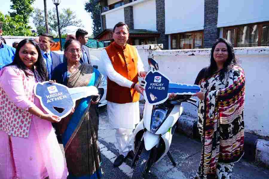 मुख्यमंत्री धामी ने किया ’’बिल लाओ-इनाम पाओ’’ योजना के विजेताओं को पुरस्कृत