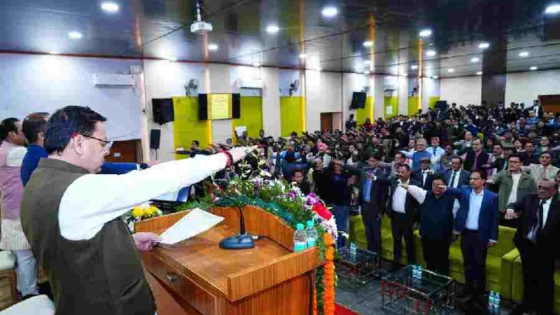 मुख्यमंत्री धामी ने संविधान दिवस के अवसर पर पुलिस लाइन देहरादून में आयोजित कार्यक्रम में भारत के संविधान की उद्देशिका की दिलाई शपथ, अभियोजन विभाग की पत्रिका का किया विमोचन