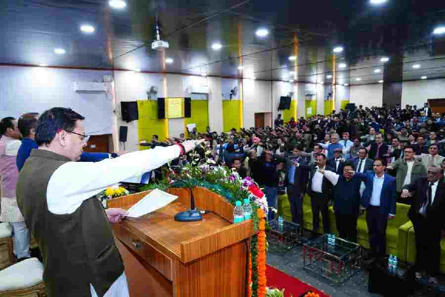 मुख्यमंत्री धामी ने संविधान दिवस के अवसर पर पुलिस लाइन देहरादून में आयोजित कार्यक्रम में भारत के संविधान की उद्देशिका की दिलाई शपथ, अभियोजन विभाग की पत्रिका का किया विमोचन