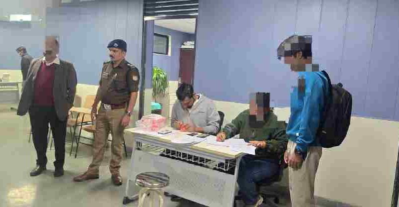 एसएसपी देहरादून के निर्देशों पर ड्रग्स फ्री कैम्पस अभियान के तहत दून पुलिस की बड़ी कार्यवाही, निजी शिक्षण संस्थान में बिना पूर्व सूचना के औचक निरीक्षण हेतु पहुची पुलिस-प्रशासन व डाक्टरों की सयुक्त टीम, रेन्डमली 100 छात्र-छात्राओं का ड्रग्स किट से किया गया यूरिन टेस्ट