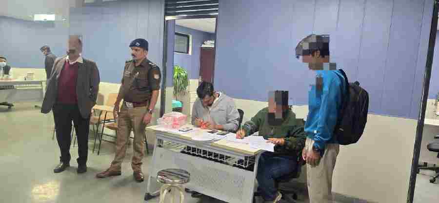 एसएसपी देहरादून के निर्देशों पर ड्रग्स फ्री कैम्पस अभियान के तहत दून पुलिस की बड़ी कार्यवाही, निजी शिक्षण संस्थान में बिना पूर्व सूचना के औचक निरीक्षण हेतु पहुची पुलिस-प्रशासन व डाक्टरों की सयुक्त टीम, रेन्डमली 100 छात्र-छात्राओं का ड्रग्स किट से किया गया यूरिन टेस्ट