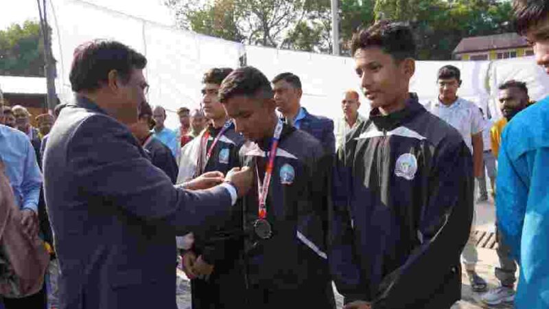 मुख्य सचिव ने चम्पावत के खेल प्रतिभाओं को किया सम्मानित, बूम में किया वृक्षारोपण