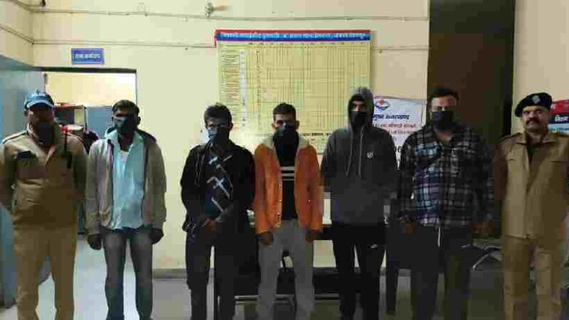 सरेराह दबंगई दिखाने वालों को दून पुलिस ने पढ़ाया कानून का पाठ, बीच सड़क पर मारपीट व हुड़दंग कर रहे 5 व्यक्तियों को पुलिस ने लिया हिरासत में