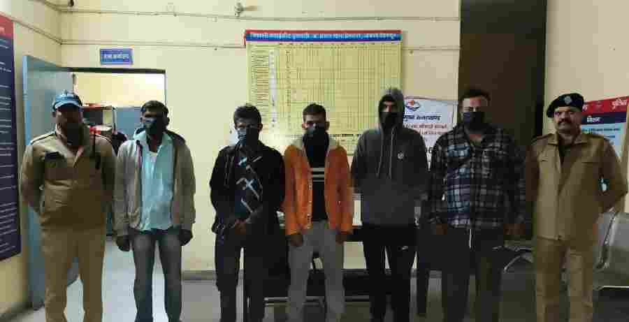 सरेराह दबंगई दिखाने वालों को दून पुलिस ने पढ़ाया कानून का पाठ, बीच सड़क पर मारपीट व हुड़दंग कर रहे 5 व्यक्तियों को पुलिस ने लिया हिरासत में