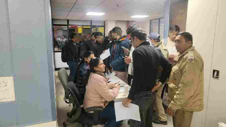 एसएसपी देहरादून के निर्देशों पर “ड्रग्स फ्री कैम्पस” अभियान के तहत दून पुलिस की बड़ी कार्यवाही, प्रेमनगर तथा क्लेमेंटाउन क्षेत्र में निजी शिक्षण संस्थान से बिना पूर्व सूचना के औचक निरीक्षण हेतु पहुँची पुलिस-प्रशासन व डाक्टरों की सयुक्त टीमें, 200 छात्र-छात्राओं का रेंडमली ड्रग्स किट से किया गया यूरिन टेस्ट