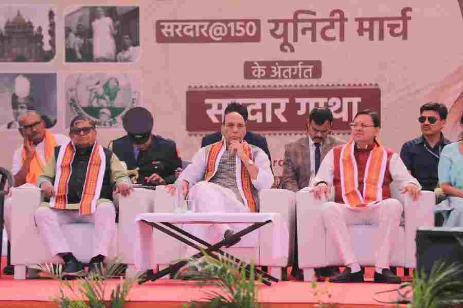 केंद्रीय रक्षा मंत्री राजनाथ सिंह के साथ मुख्यमंत्री धामी ने साधली, बड़ोदरा, गुजरात में सरदार@150 यूनिटी मार्च के अंतर्गत आयोजित सरदार गाथा कार्यक्रम में के किया प्रतिभाग