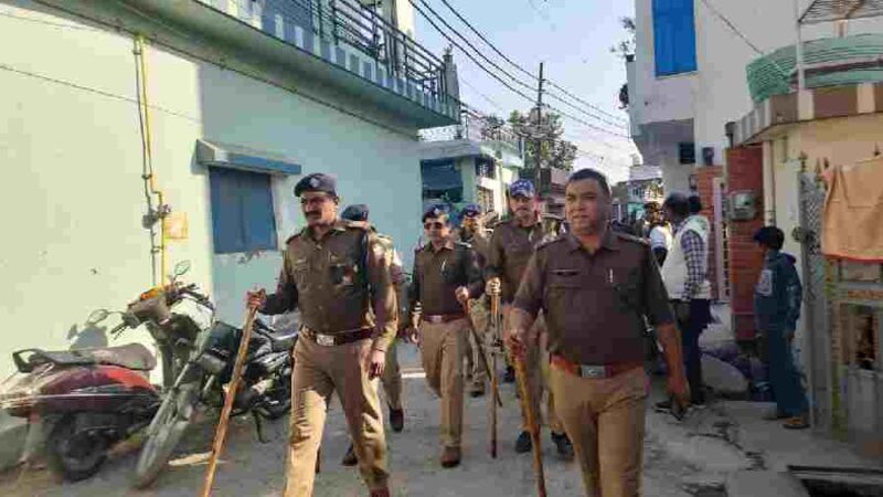 पुलिस द्वारा पीएसी बल के साथ डालनवाला क्षेत्र में किया फ्लैग मार्च, शांति व्यवस्था भंग करने का प्रयास करने वालों को दिया सख्त संदेश, रात्रि में मोटरसाइकिल से पटाखे फोड़ने को लेकर दो संप्रदायों के कुछ व्यक्तियों के बीच हुआ था विवाद