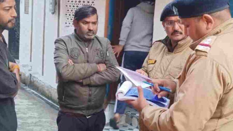 संदिग्धों की तलाश में दून पुलिस ने चलाया सघन चैकिंग अभियान, अभियान के दौरान बाहरी व्यक्तियों एवं किरायेदारों का किया गया सत्यापन