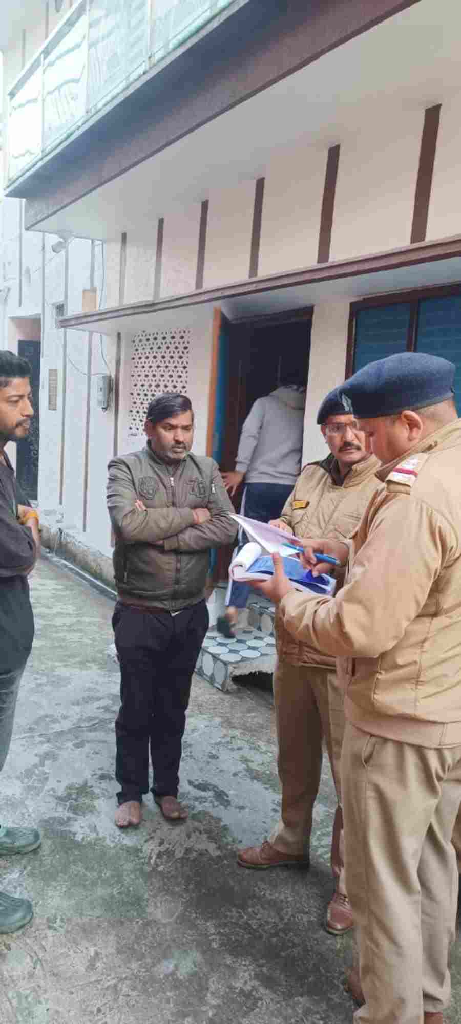 संदिग्धों की तलाश में दून पुलिस ने चलाया सघन चैकिंग अभियान, अभियान के दौरान बाहरी व्यक्तियों एवं किरायेदारों का किया गया सत्यापन