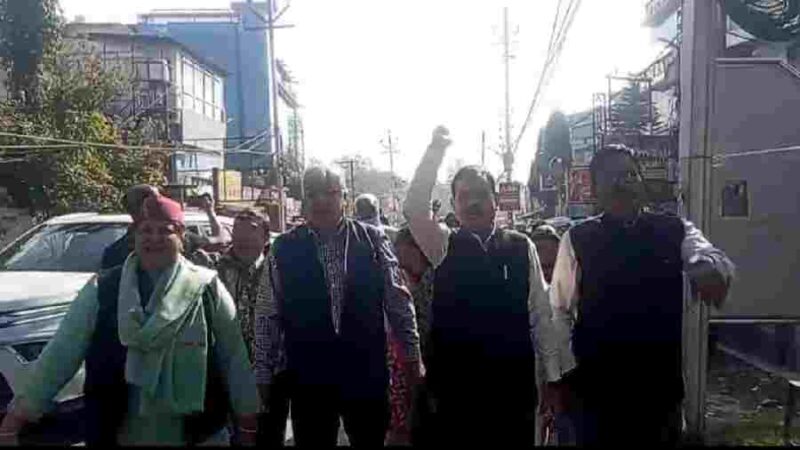 कानून एवं सरकार के वादों के विपरीत विस्थापन की कार्रवाई पर जमकर विरोध, सैकड़ों बस्तीवासियों ने किया सीएम आवास कूच