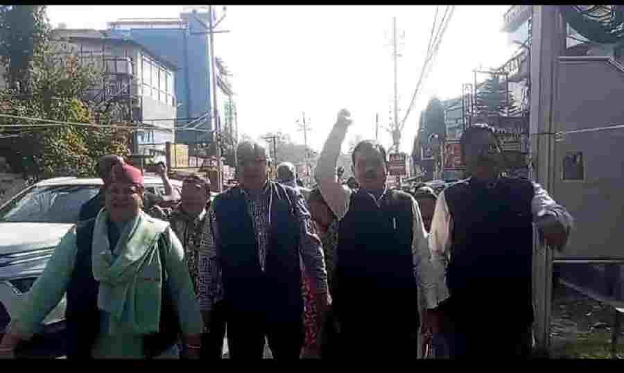 कानून एवं सरकार के वादों के विपरीत विस्थापन की कार्रवाई पर जमकर विरोध, सैकड़ों बस्तीवासियों ने किया सीएम आवास कूच