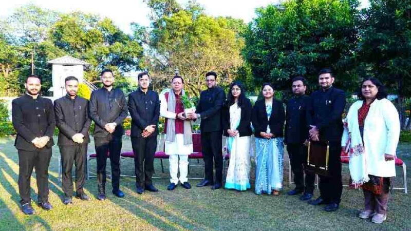 परिवीक्षाधीन पीसीएस अधिकारियों ने मुख्यमंत्री धामी से की भेंट, सीएम धामी बोले- प्रशासनिक सेवा नौकरी नहीं, जनता की सेवा का ईश्वरीय कार्य