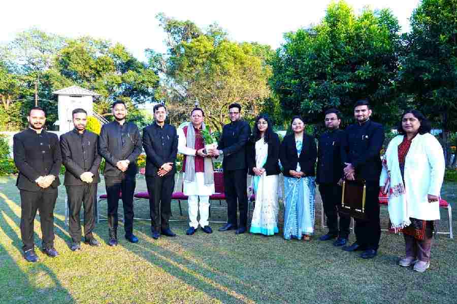 परिवीक्षाधीन पीसीएस अधिकारियों ने मुख्यमंत्री धामी से की भेंट, सीएम धामी बोले- प्रशासनिक सेवा नौकरी नहीं, जनता की सेवा का ईश्वरीय कार्य