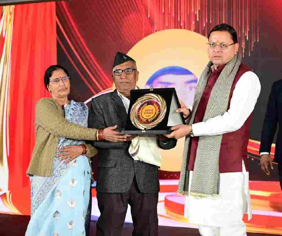 मुख्यमंत्री धामी ने उत्तराखंड अनन्य सम्मान कार्यक्रम में किया प्रतिभाग, शहीद सैनिकों के परिजनों को किया सम्मानित 