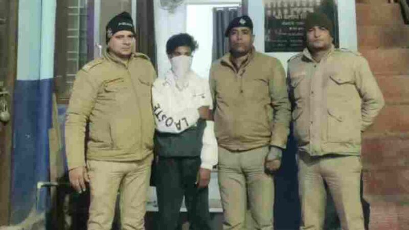 नशे में दीवार पर चढ़कर हंगामा करने वाले अभियुक्त को पुलिस ने लिया हिरासत में