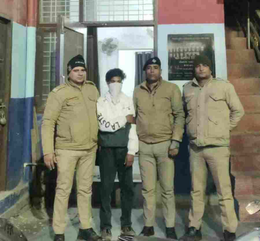 नशे में दीवार पर चढ़कर हंगामा करने वाले अभियुक्त को पुलिस ने लिया हिरासत में