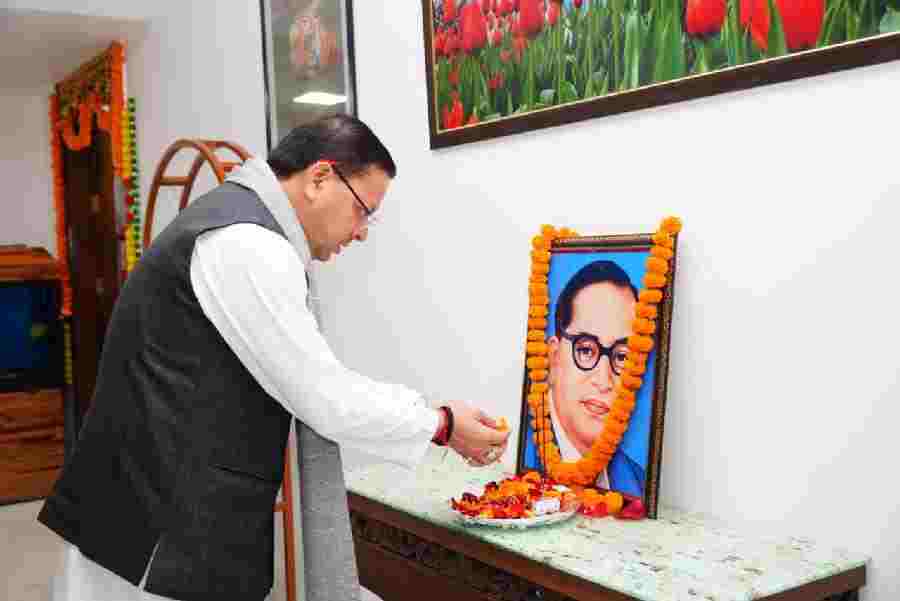 मुख्यमंत्री धामी ने भारतीय संविधान के निर्माता भारत रत्न बाबा साहेब डॉ. भीमराव आंबेडकर की पुण्यतिथि पर मुख्यमंत्री आवास में उनके चित्र पर किये श्रद्धासुमन अर्पित