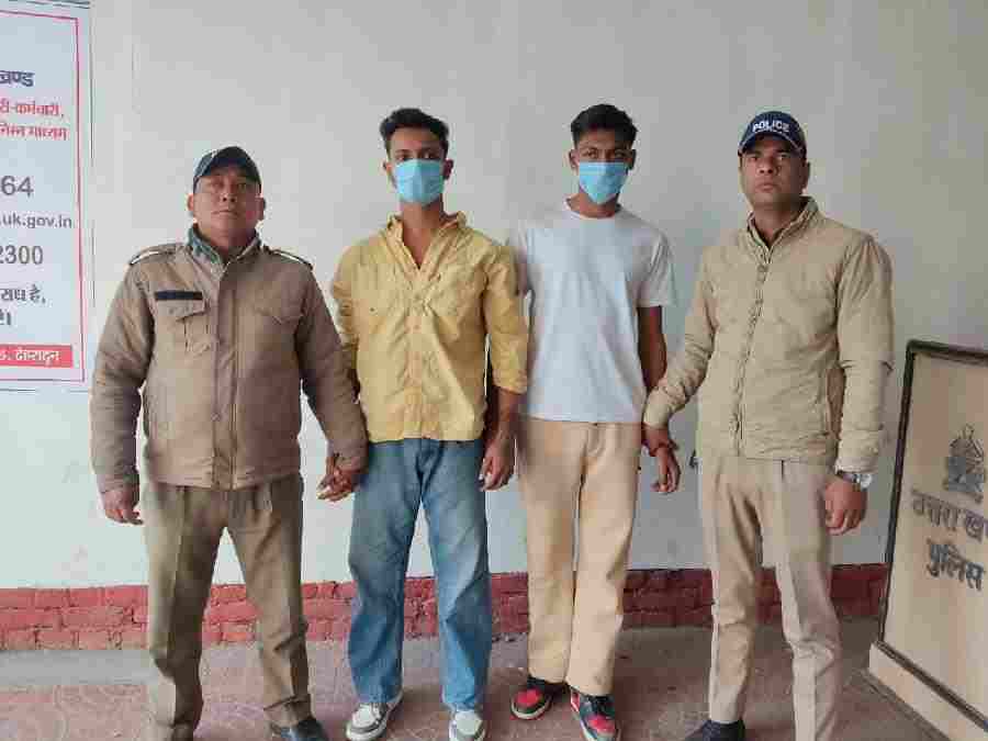 दून पुलिस की तत्परता से पिल्ला गैंग के 2 अभियुक्त गिरफ्तार, अभियुक्तों के कब्जे से 2 अवैध देसी तमचें व जिंदा कारतूस हुए बरामद